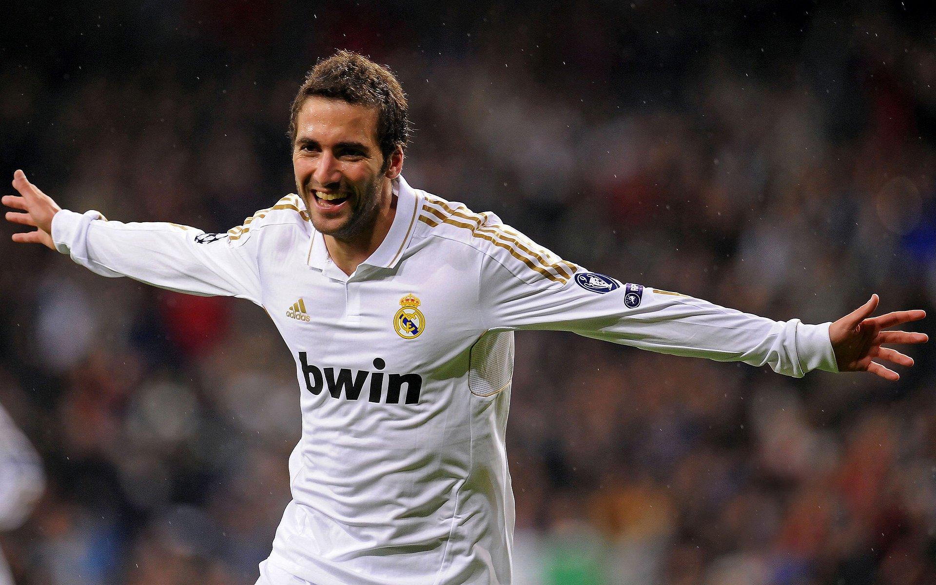 艺术与足球的完美交融，艺术家重现国家德比经典瞬间